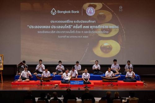 ได้รางวัลรองชนะเลิศ อันดับ 2 ประเภทบรรเลงขับร้องถ้วย  ก